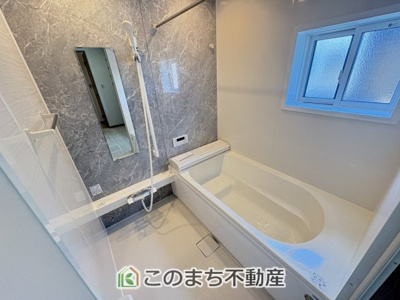 【浴室】 | クライン佐野市伊勢山町第2期　 | お風呂は足を延ばしてゆったり入浴できる広々1坪タイプ☆

ばして入浴できる広々とした1坪タイプのお風呂☆


