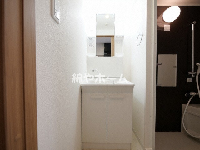 グランエクラ大今里南の洗面所|明るい洗面所です