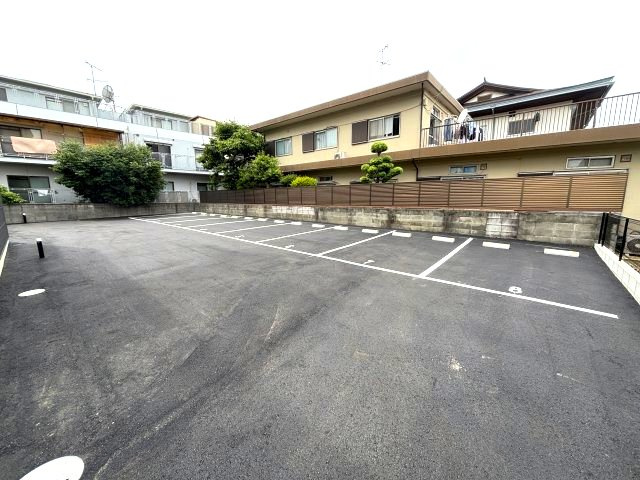 センショウトラストの駐車場