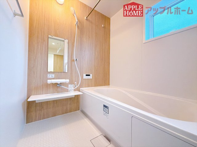 [新築住宅] 深谷市東方町 第5 全1棟の浴室|窓付きのバスルームは、採光もあり明るく気持ちの良い空間です。窓があることで、換気環境も良好。掃除もスムーズに出来ます♪