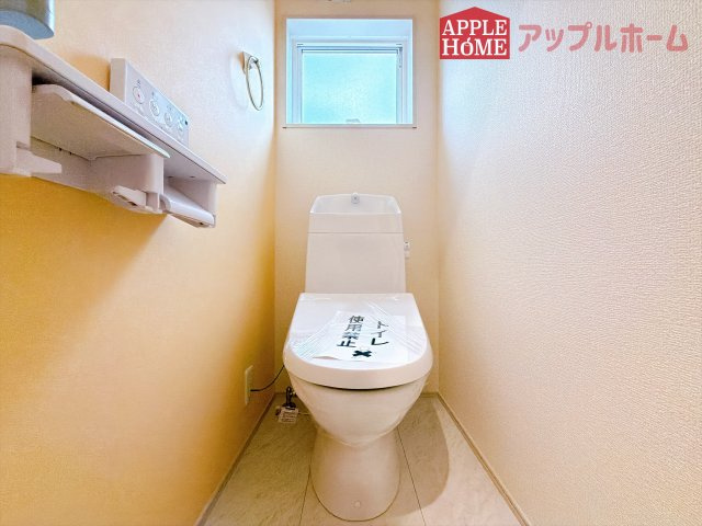 [新築住宅] 深谷市東方町 第5 全1棟のトイレ|白を基調とした清潔感のある明るい空間。温水洗浄便座付きで、毎日快適・清潔に使用できます。操作しやすい壁面リモコンを採用しています。