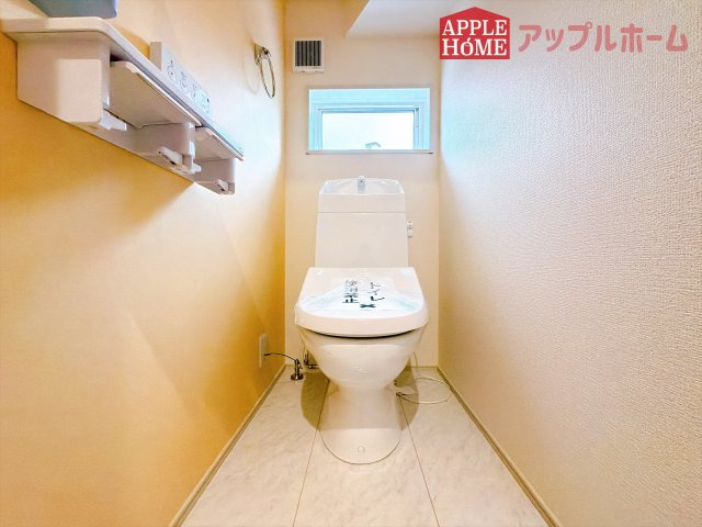 [新築住宅] 深谷市東方町 第5 全1棟のトイレ|白を基調とした清潔感のある明るい空間。温水洗浄便座付きで、毎日快適・清潔に使用できます。操作しやすい壁面リモコンを採用しています。