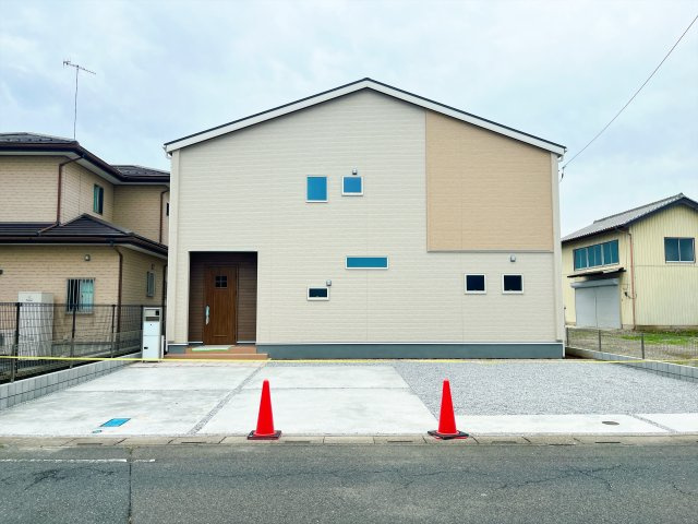 [新築住宅] 深谷市東方町 第5 全1棟の前面道路含む現地写真|◆外観写真◆白貴重で清潔感あふれる外観が目を引くお洒落ハウス！ぜひ一度内覧へお越しください！物件の魅力沢山お伝えします！いつでもお気軽にお問合せOKです！TEL「0120-466263」
