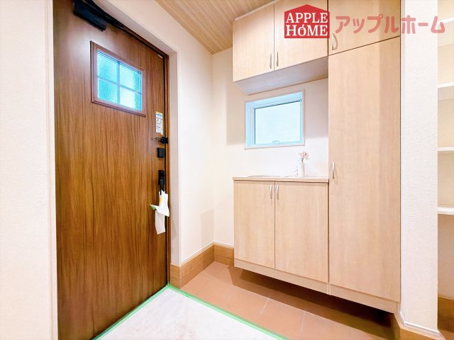 [新築住宅] 深谷市東方町 第5 全1棟の玄関|明るく清潔感のある玄関でお客様を迎えるスペースをパッと明るい印象に！大容量の収納力で大家族の履物もすっきり収納できます♪