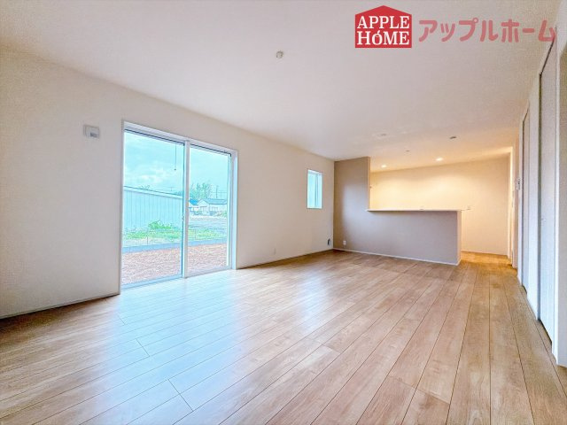 [新築住宅] 深谷市東方町 第5 全1棟の居間・リビング|広々リビング×対面キッチンで家族の会話も弾みます♪家族団らんの秘訣は間取りにあり☆夢のマイホームを一緒に叶えましょう！