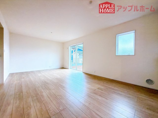 [新築住宅] 深谷市東方町 第5 全1棟の居間・リビング|窓から差し込む光で家族を温かく包み込みます。明るいリビングで子育てする喜びを☆いつでも見学可能です！