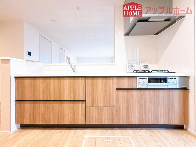 [新築住宅] 深谷市東方町 第5 全1棟のキッチン|キッチンから部屋中が見守れるので、小さなお子様がいるご家庭でも安心です。シンプル×ナチュラルな温かい空間は、どんなスタイルの家具も合わせやすいお部屋です。