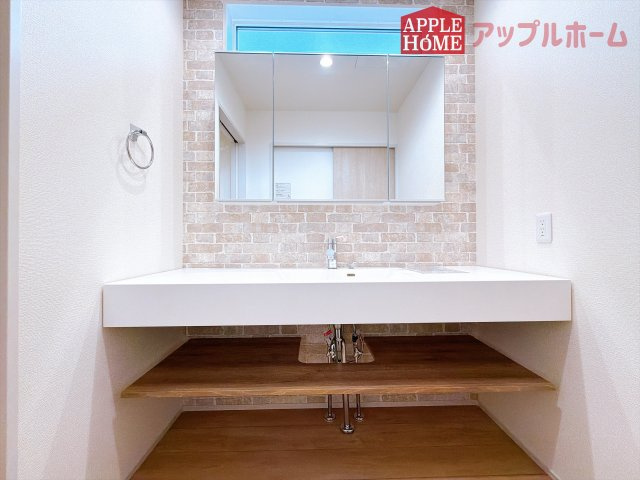 [新築住宅] 深谷市東方町 第5 全1棟の独立洗面台|お洒落な独立洗面台♪
