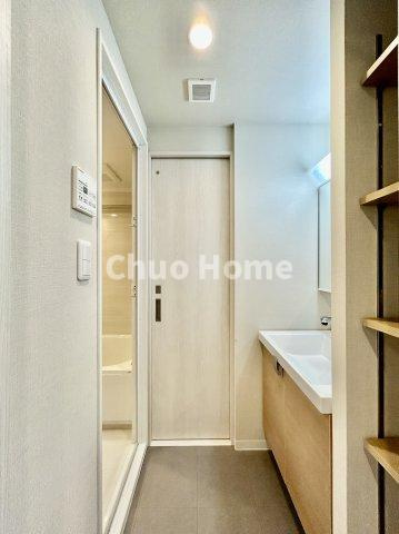 関屋ステーションハイツの脱衣所|【洗面所】明るい洗面所は朝をすっきりさせてくれる空間です。バタバタしている忙しい朝でも収納が多い洗面台では短い時間で効率良く支度ができます。