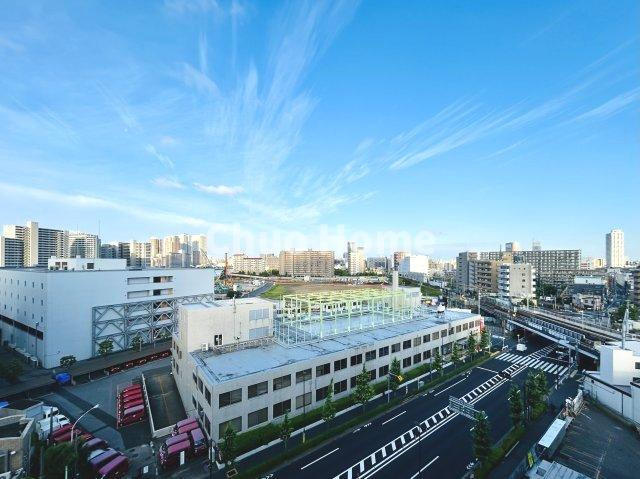 関屋ステーションハイツの展望|手を伸ばせば、ふれることが出来そうな環境が、そのままインテリアになったような印象です。その豊かな眺望にふさわしい空間には、通風・採光にも優れ、心地よい光と風があふれています