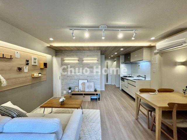 関屋ステーションハイツの居間・リビング|【居間・リビング】「ＬＤＫは家族団らんをデザイン」広いＬＤＫでは家族が集まり一緒の時間を過ごせる工夫がされております。何気ない一日の当たり前のひとコマがいつか一生の宝物になります