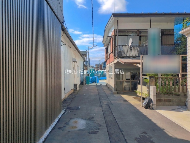 上尾市愛宕218Ⅱ②　新築戸建　01の前面道路含む現地写真