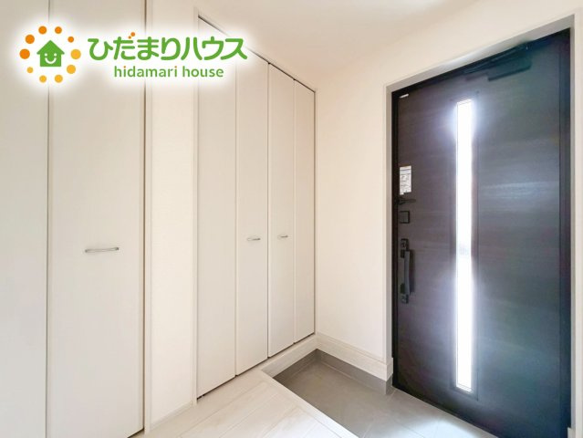 いわき市自由ケ丘4期　新築戸建　1号棟の玄関|ベビーカーや外遊びのおもちゃもスムーズに運び入れられる、ゆとりある玄関スペースです。大型のシューズボックスを備えているため、ご家族全員の靴をきれいに整理整頓して保管できます♪