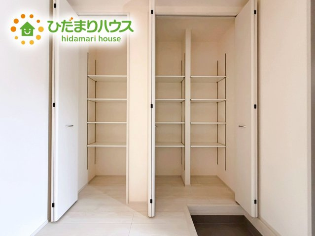 いわき市自由ケ丘4期　新築戸建　1号棟の収納|天井まである玄関収納には、ロングブーツなどもしっかり収納できちゃいます！