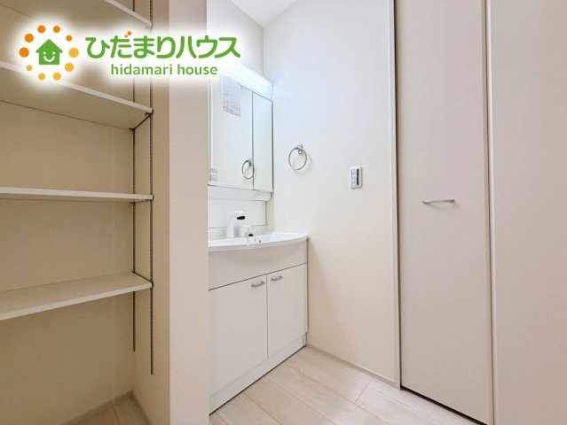 いわき市自由ケ丘4期　新築戸建　1号棟の独立洗面台|ゆったりとした洗面所には物入れを完備！タオルや洗剤をしまえます(^^)/