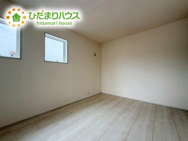いわき市自由ケ丘4期　新築戸建　1号棟の寝室|主寝室は広々していて安らげる空間に。大きな窓から光が差し込み、朝の目覚めも良さそう♪