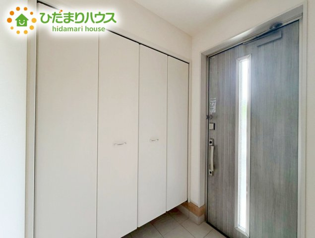 いわき市自由ケ丘4期　新築戸建　2号棟の玄関|スニーカーマニアも納得の天井まであるシューズボックス!(^^)!