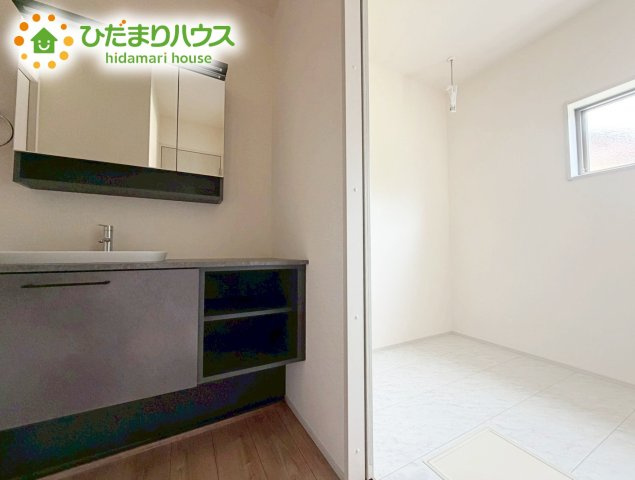 いわき市自由ケ丘4期　新築戸建　2号棟の洗面所|三面鏡の大きな鏡は憧れます(^^♪ 鏡の後ろは収納となっていて、細かいものでも収納できるのでスッキリと整理できます！