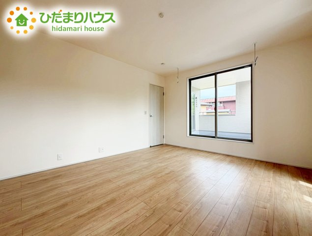 いわき市自由ケ丘4期　新築戸建　2号棟の寝室|バルコニーに面していて、たっぷり光りの入る明るい主寝室です！