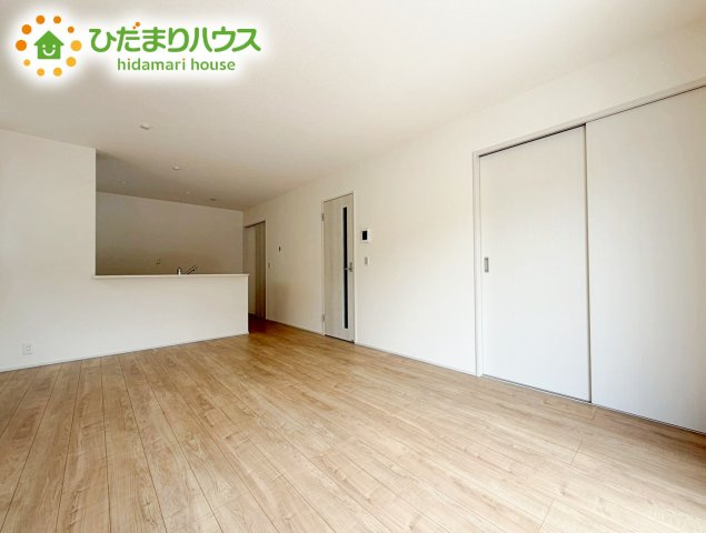 いわき市自由ケ丘4期　新築戸建　2号棟の居間・リビング|リビング大きな窓からは、暖かな日の光が降り注ぎます・・・