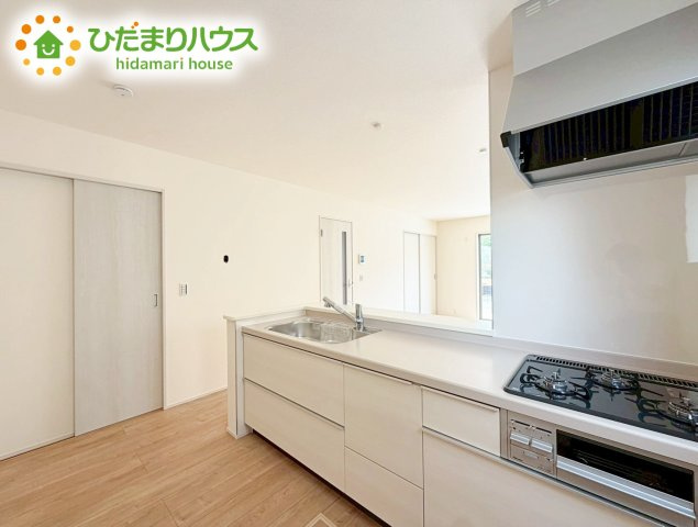 いわき市自由ケ丘4期　新築戸建　2号棟のキッチン|料理をしながらでも、ご家族との会話を楽しめる対面式キッチン