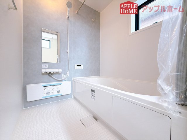 [新築住宅] 深谷市稲荷町北 第3 全3棟の浴室|窓付きのバスルームは、採光もあり明るく気持ちの良い空間です。窓があることで、換気環境も良好。掃除もスムーズに出来ます♪