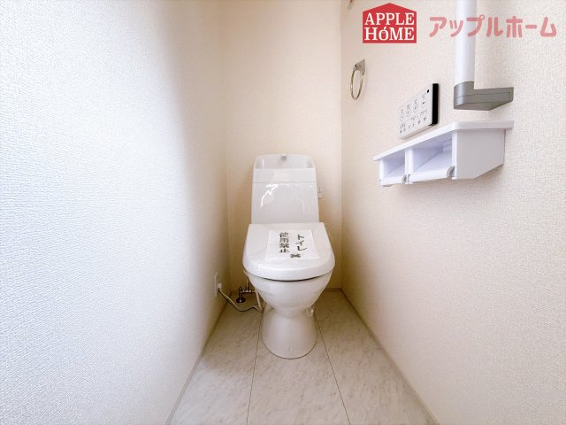 [新築住宅] 深谷市稲荷町北 第3 全3棟のトイレ|白を基調とした清潔感のある明るい空間。温水洗浄便座付きで、毎日快適・清潔に使用できます。操作しやすい壁面リモコンを採用しています。