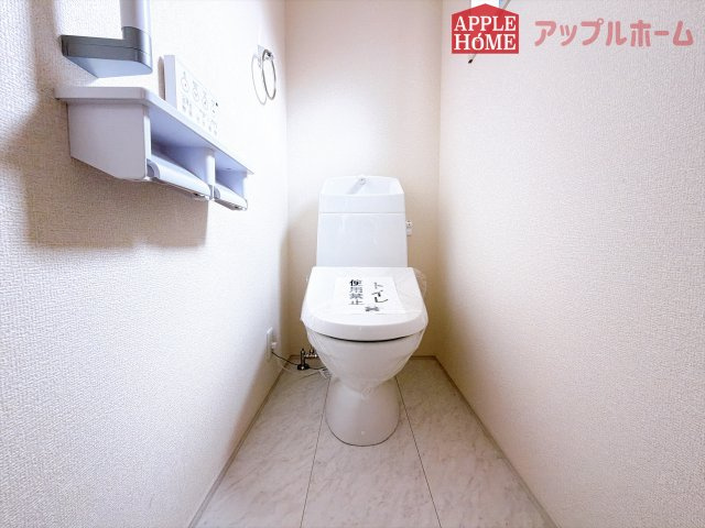 [新築住宅] 深谷市稲荷町北 第3 全3棟のトイレ|白を基調とした清潔感のある明るい空間。温水洗浄便座付きで、毎日快適・清潔に使用できます。操作しやすい壁面リモコンを採用しています。