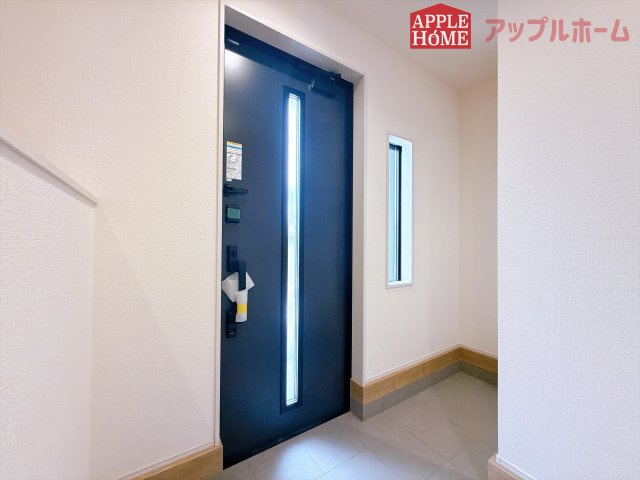 [新築住宅] 深谷市稲荷町北 第3 全3棟の玄関|ガラススリットの入った玄関ドアは室内に光を届けてくれる大事な存在です。