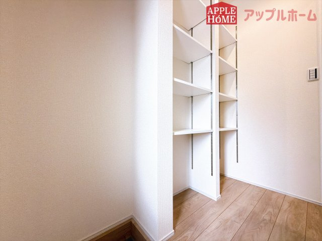 [新築住宅] 深谷市稲荷町北 第3 全3棟の玄関|住まう人も来客も入った時にワクワクさせてくれるオシャレな玄関♪収納もたっぷりあるので、靴がたくさんあっても安心！