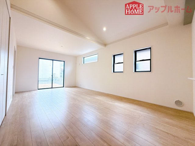 [新築住宅] 深谷市稲荷町北 第3 全3棟の居間・リビング|窓から差し込む光で家族を温かく包み込みます。明るいリビングで子育てする喜びを☆いつでも見学可能です！