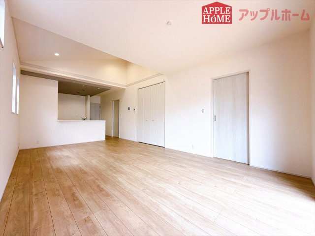 [新築住宅] 深谷市稲荷町北 第3 全3棟の居間・リビング|広々リビング×対面キッチンで家族の会話も弾みます♪家族団らんの秘訣は間取りにあり☆夢のマイホームを一緒に叶えましょう！