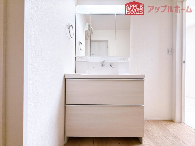 [新築住宅] 深谷市稲荷町北 第3 全3棟の独立洗面台|三面鏡付きの洗面化粧台ですので、たっぷりと収納いただけます。白を基調とした清潔感のある快適空間です。毎日の身支度も気持ち良くお使い頂けます！！