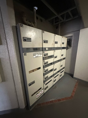 【その他共用部分】 | ドミール向ヶ丘 | 共用エントランスには宅配BOXがあるので荷物の受け取りもスムーズに♪再配達を依頼する手間が省けます☆
