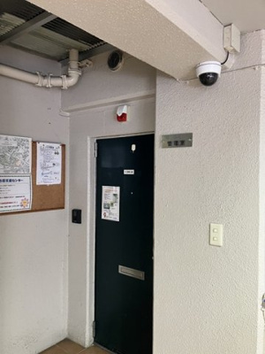 【エントランス】 | ドミール向ヶ丘 | 共用エントランスにある防犯カメラです！夜遅くに帰宅する時も、お出かけ時でも安心ですね♪