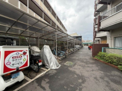 【その他共用部分】 | ドミール向ヶ丘 | 屋根付きの駐輪場で雨が降っても大切な自転車が濡れなくてすみますね♪荷物が重いときに自転車があれば助かりますね！