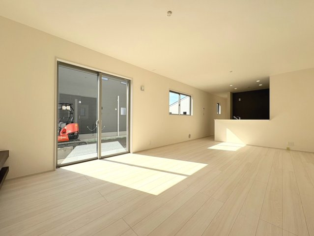 リーブルガーデン　羽島郡岐南町平島第1　全4区画分譲の居間・リビング|明るい日差しをふんだんに取り込んだリビングダイニングは家族の笑顔につつまれた素敵な空間になります。
一建設の家は精度が高く丈夫な工法を採用し、「住宅トップランナー基準」に対応しています。
