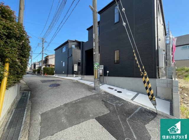 西宮市五月ケ丘　第2期　新築一戸建ての前面道路含む現地写真|周辺は閑静な住宅街！前面道路広々で車の出し入れも便利です。駐車が苦手な方でも安心して車庫入れできます！