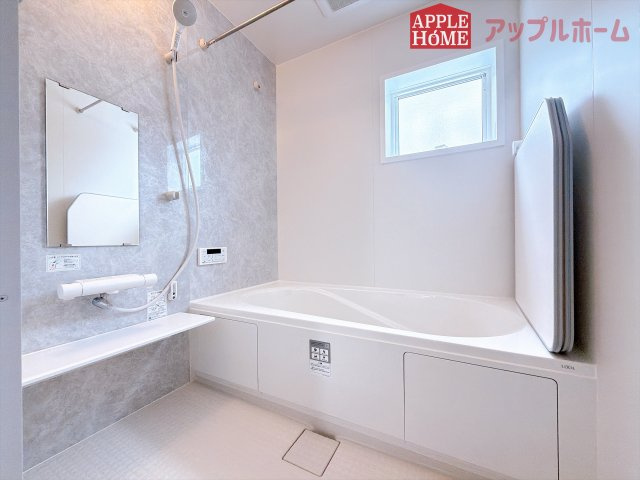 [新築住宅] 深谷市稲荷町北 第3 全3棟の浴室|窓付きのバスルームは、採光もあり明るく気持ちの良い空間です。窓があることで、換気環境も良好。掃除もスムーズに出来ます