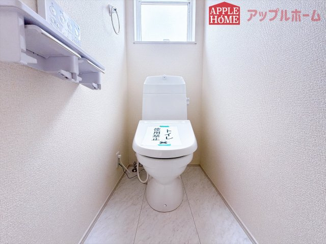 [新築住宅] 深谷市稲荷町北 第3 全3棟のトイレ|白を基調とした清潔感のある明るい空間。温水洗浄便座付きで、毎日快適・清潔に使用できます。操作しやすい壁面リモコンを採用しています。