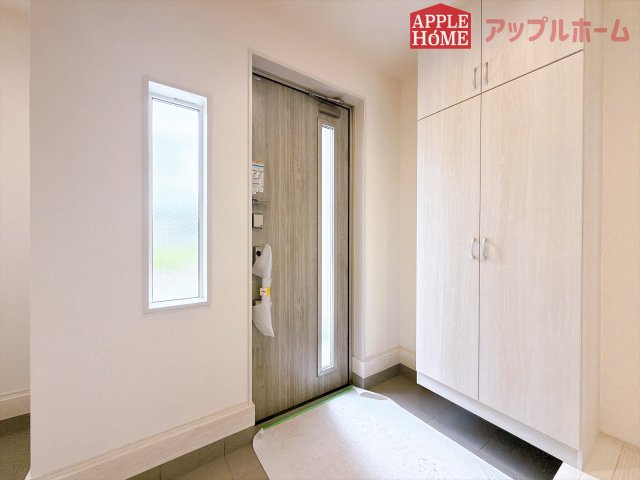 [新築住宅] 深谷市稲荷町北 第3 全3棟の玄関|住まう人も来客も入った時にワクワクさせてくれるオシャレな玄関♪収納もたっぷりあるので、靴がたくさんあっても安心！