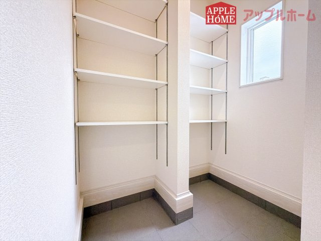 [新築住宅] 深谷市稲荷町北 第3 全3棟の収納|明るく清潔感のある玄関でお客様を迎えるスペースをパッと明るい印象に！大容量の収納力で大家族の履物もすっきり収納できます♪