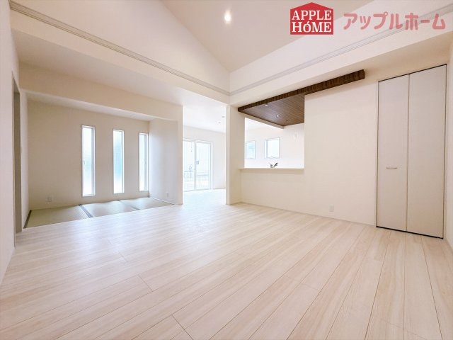[新築住宅] 深谷市稲荷町北 第3 全3棟の居間・リビング|窓から差し込む光で家族を温かく包み込みます。明るいリビングで子育てする喜びを☆いつでも見学可能です！