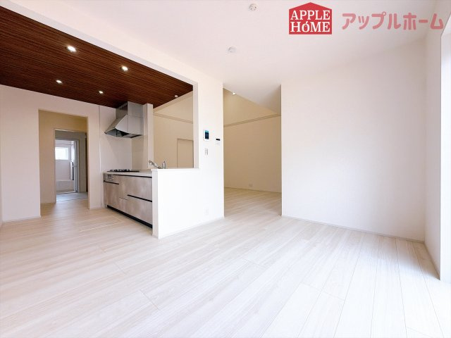 [新築住宅] 深谷市稲荷町北 第3 全3棟の居間・リビング|広々リビング×対面キッチンで家族の会話も弾みます♪家族団らんの秘訣は間取りにあり☆夢のマイホームを一緒に叶えましょう！