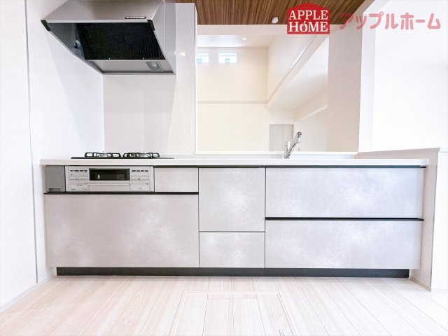 [新築住宅] 深谷市稲荷町北 第3 全3棟のキッチン|見栄えもよくお手入れもスムーズに出来ます。豊富な収納力もございますので、キッチンスペースをスッキリとお使い頂けそうです。
