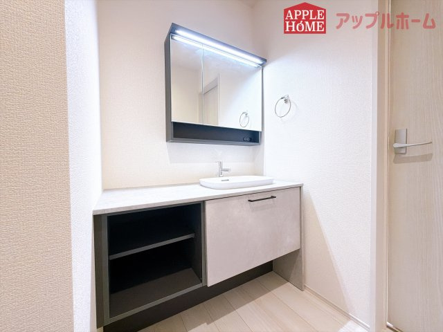 [新築住宅] 深谷市稲荷町北 第3 全3棟の独立洗面台|ゆとりの洗面スペースで朝の身支度も快適スムーズに。３面鏡で髪のセットやお化粧もストレスなくこなせ、朝から気分良く通勤通学に向かえそうですね！鏡の裏にはたっぷりと収納スペースを標準装備