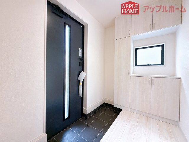 [新築住宅] 深谷市稲荷町北 第3 全3棟の玄関|上下棚にたっぷり靴を収納できます。「ただいま」と玄関を開けた瞬間から、奥に広がる空間を明るい室内を感じられますね♪