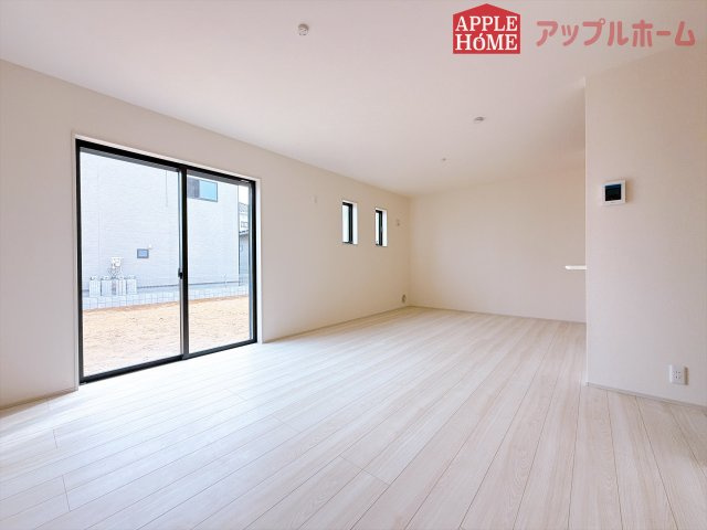 [新築住宅] 深谷市稲荷町北 第3 全3棟の居間・リビング|窓から差し込む光で家族を温かく包み込みます。明るいリビングで子育てする喜びを☆いつでも見学可能です！