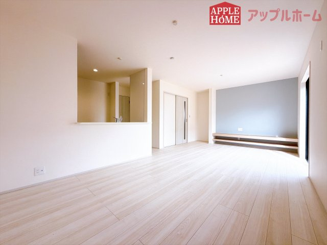 [新築住宅] 深谷市稲荷町北 第3 全3棟の居間・リビング|広々リビング×対面キッチンで家族の会話も弾みます♪家族団らんの秘訣は間取りにあり☆夢のマイホームを一緒に叶えましょう！