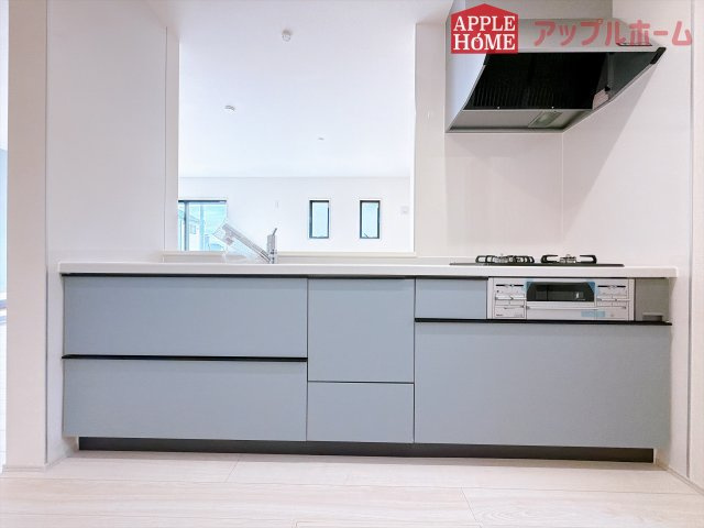 [新築住宅] 深谷市稲荷町北 第3 全3棟のキッチン|キッチンから部屋中が見守れるので、小さなお子様がいるご家庭でも安心です。シンプル×ナチュラルな温かい空間は、どんなスタイルの家具も合わせやすいお部屋です。